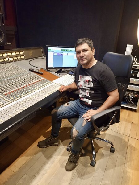 Ed Cabrera trabajando